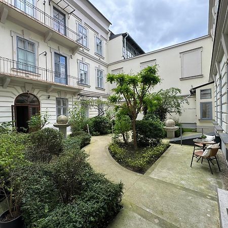 Hidden Gem With Terrace On The Andrassy Fashion Road Appartement Boedapest Buitenkant foto
